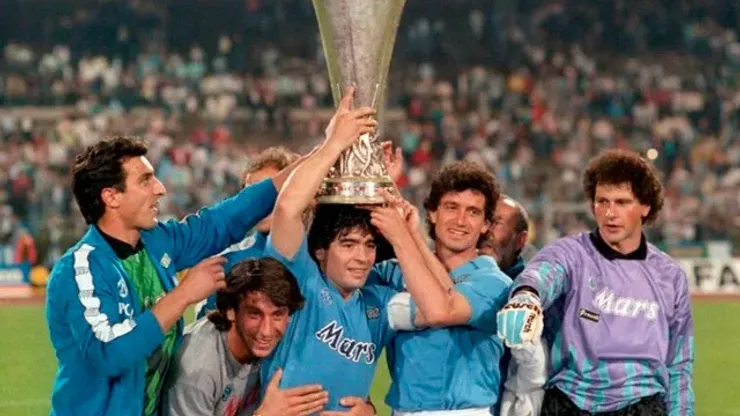 Diego Maradona en la celebración de la Copa UEFA en 1990