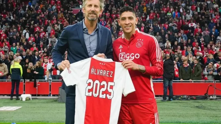 Álvarez en su renovación con Ajax