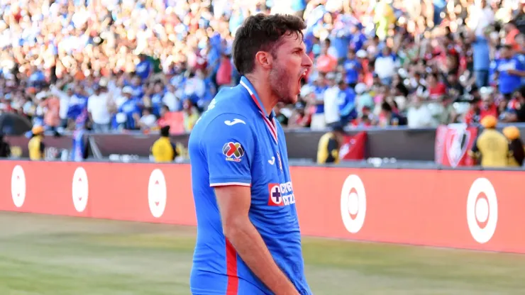 Santi Giménez sigue presumiendo los colores de Cruz Azul | Getty Images.
