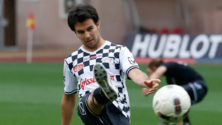 Checo Pérez aprovechó y mostró sus mejores dotes para el futbol | Getty Images.
