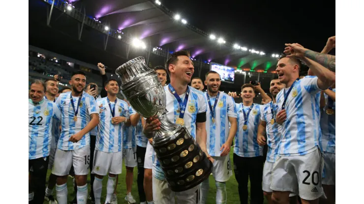 Lionel Messi levantando la Copa América – Fuente: Getty
