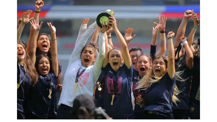 Pumas femenil alzó la copa de la sub 18. Fuente Twitter: @PumasMxCantera
