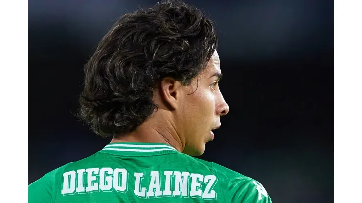 Diego Lainez ni a la banca salió. | Getty Images 
