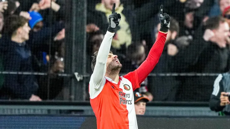 Santi Giménez pasa a cuartos – Twitter Feyenoord

