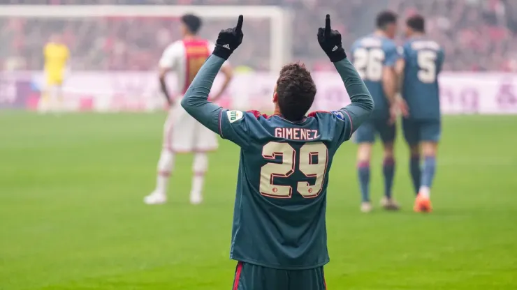 La gran temporada de Santi Giménez con el Feyenoord lo han hecho sentir como en casa y parece que muy pronto tendrá que salir pues muchos clubes estarían interesados en él.
