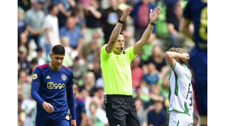 Ajax anunció la suspensión del partido – @AFCAjax
