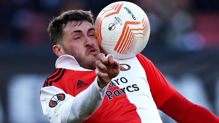 Santiago Giménez es presionado por el Feyenoord – Getty Images.
