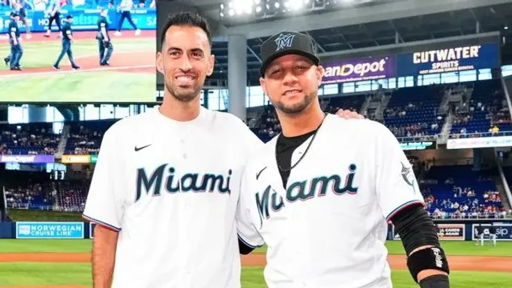 Sergio Busquets y Yulieski Gurriel en en el juego de los Miami Marlins.
