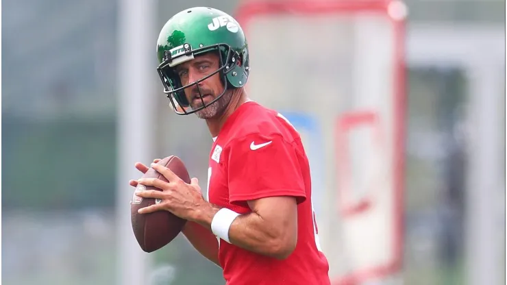 Aaron Rodgers se prepara para disputar la próxima temporada de la NFL con los Jets.
